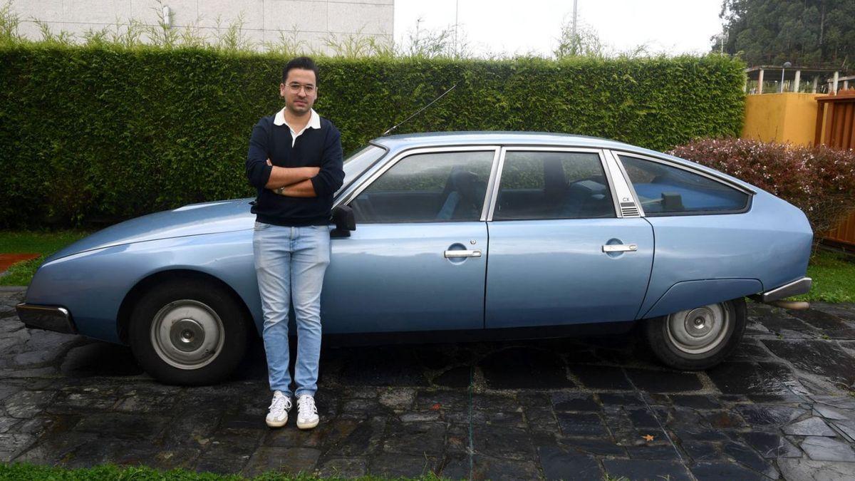 Álex López, ayer en su casa, con el coche recuperado de su abuelo.