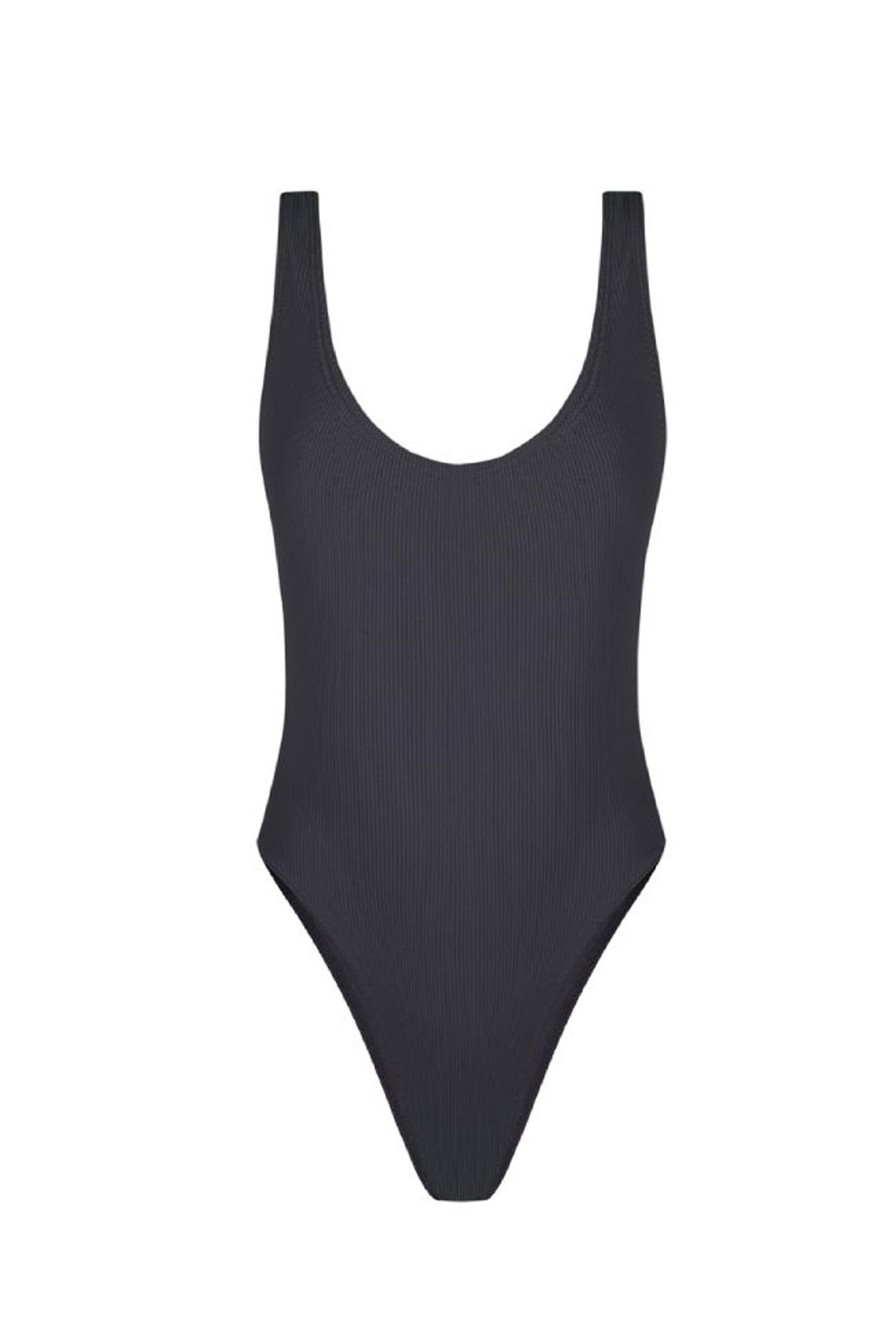 Los bañadores negros que disimulan la tripa, alargan las piernas y serán tendencia este verano: Phoenix onepice de Onne Swimwear