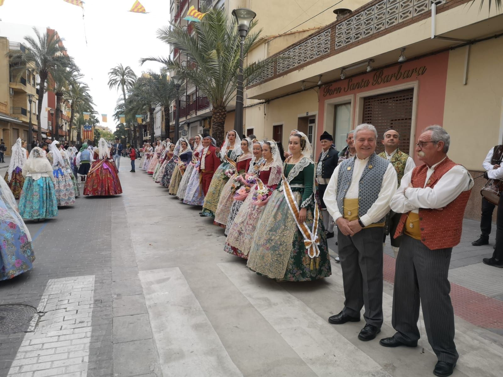 Las seis comisiones de Riba-roja de Túria celebran la Ofrenda a la Mare de Déu dels Desamparats