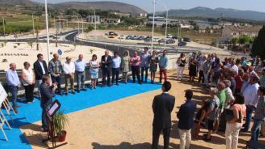 La nueva glorieta de Guadassèquies elimina una intersección peligrosa en la CV-620