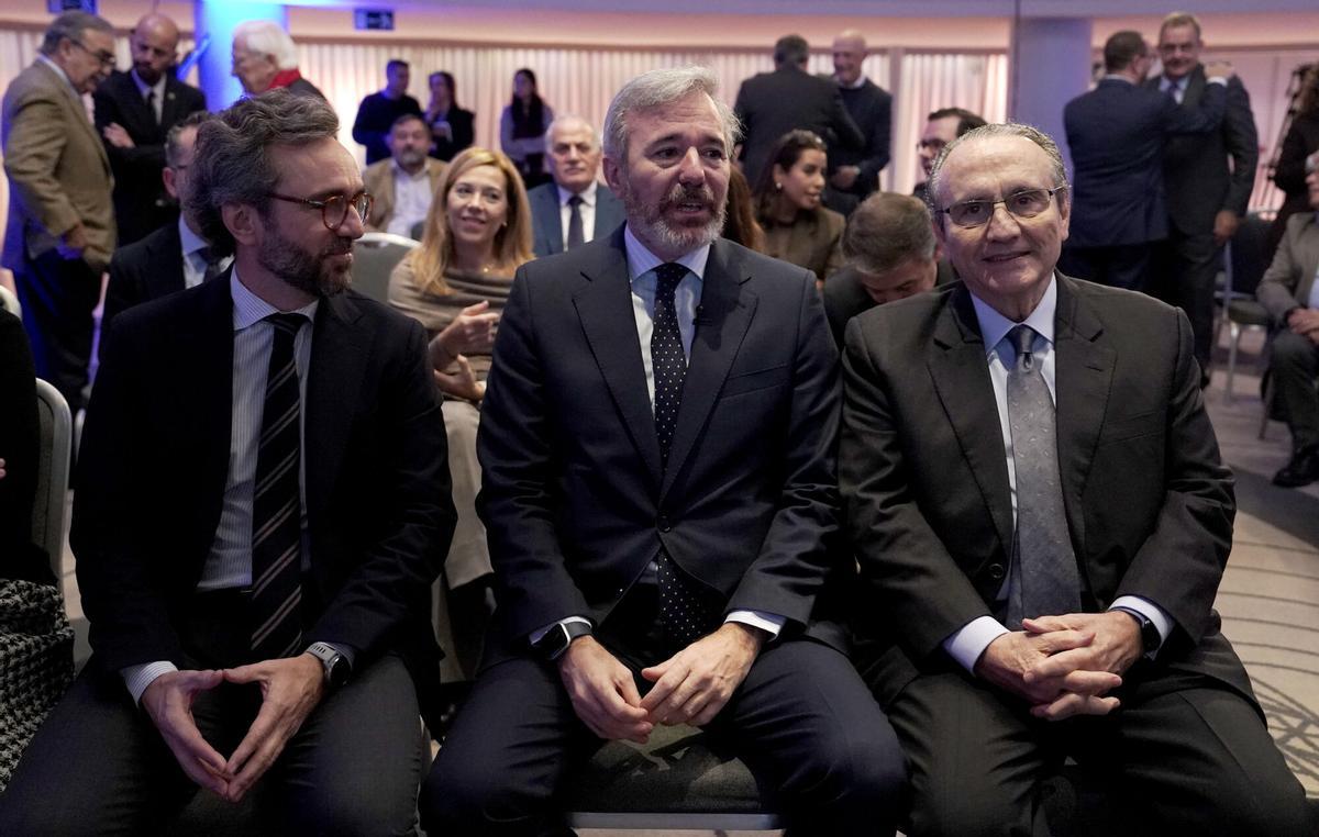 Aitor Moll, consejero delegado de Prensa Ibérica, junto a Jorge Azcón, presidente del Gobierno de Aragón, y Javier Moll, presidente de Prensa Ibérica