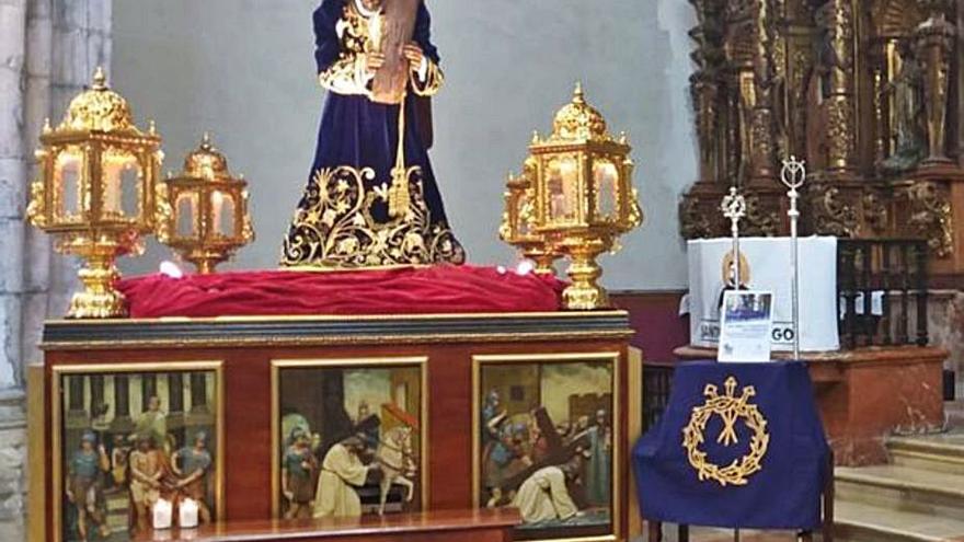 Los “claveles solidarios” del Nazareno consiguen casi 1.000 euros para Cáritas