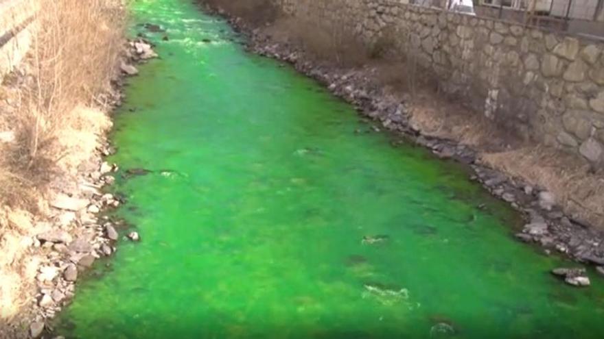 El riu Valira baixa de color verd entre Andorra i la Seu d&#039;Urgell