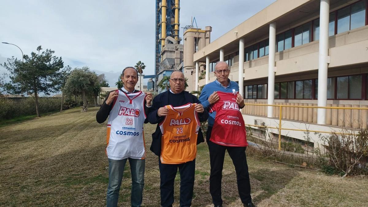 Tomás Azorín, director de RSC de Votorantim Cimentos; Pedro García, presidente del Club Baloncesto El Palo; y Enrique Álvarez-Cascos director de la fábrica.