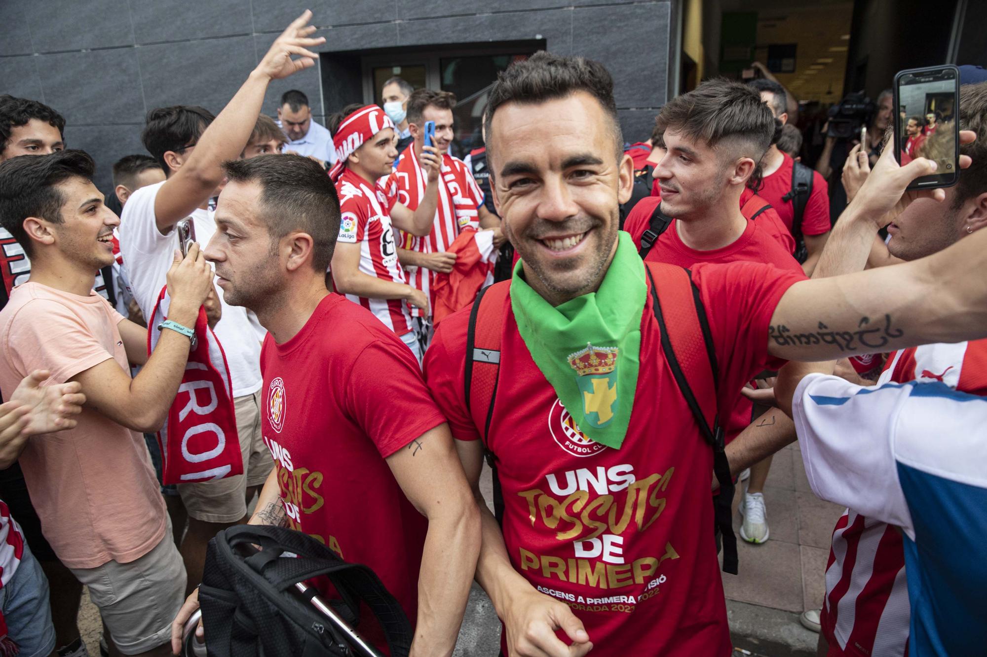 Els aficionats reben al Girona a l'aeroport