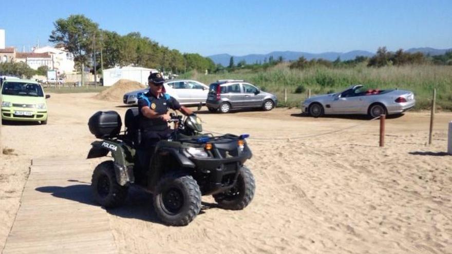 Un agent de la policia verda amb el seu quad.