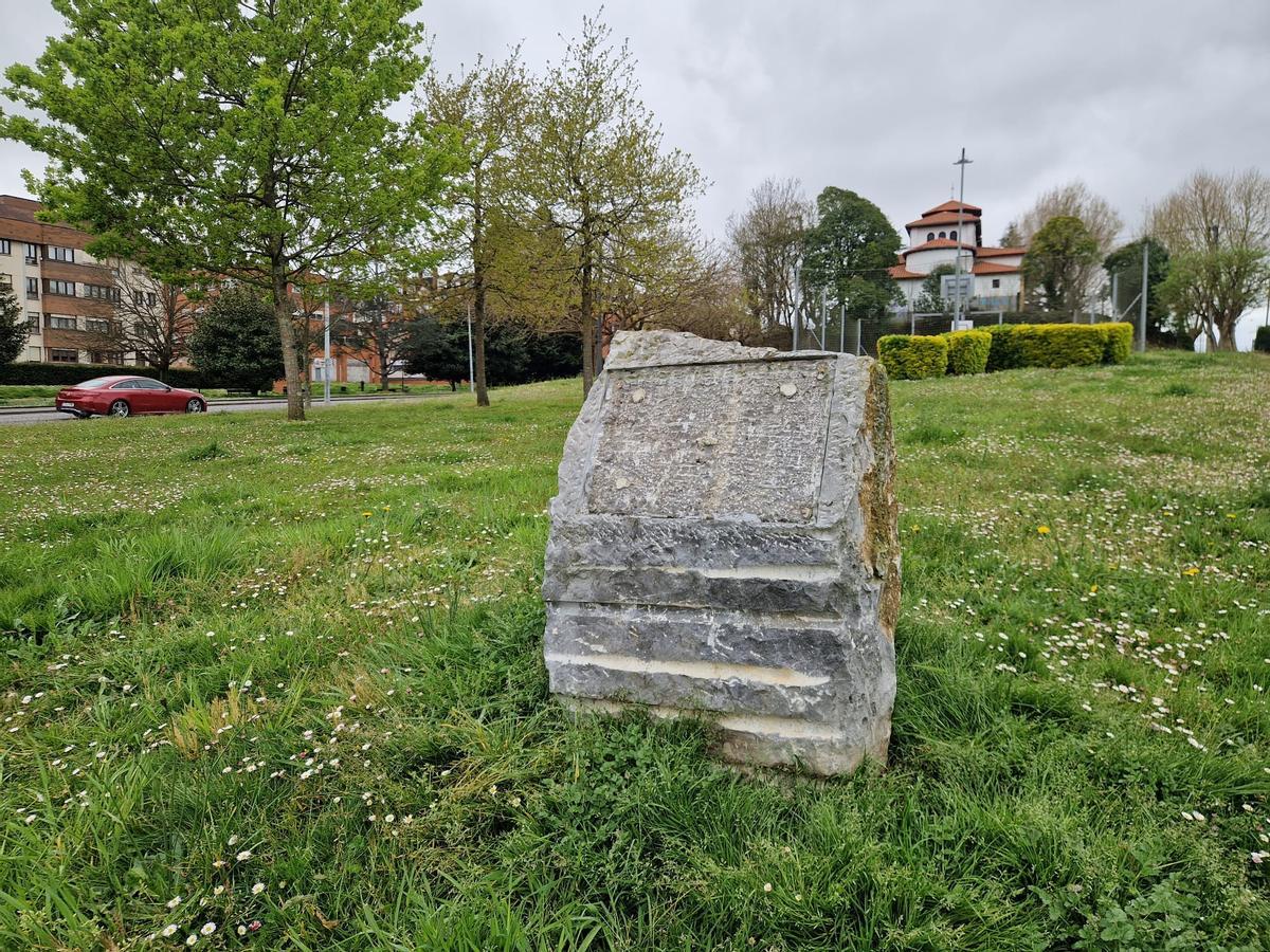 El monolito dedicado a Avelino Fernández Álvarez "El Rilu", sin la placa conmemorativa.