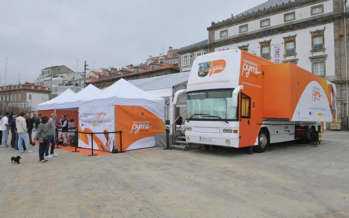 El autobús y la carpa, en la Marina.