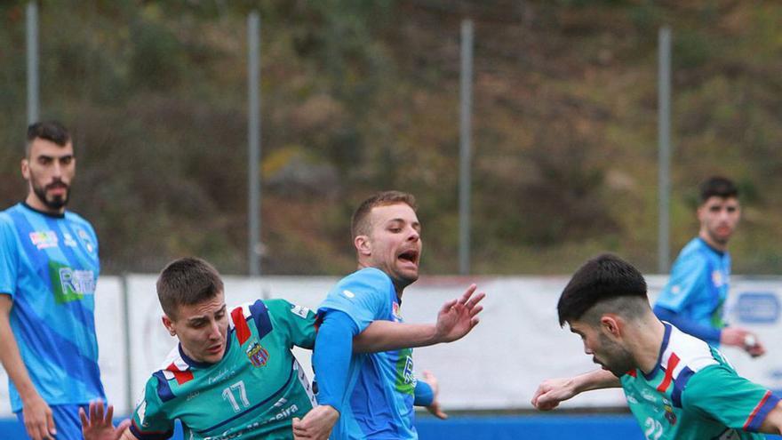 Un jugador del Pontellas presiona a Toño Nespereira. |  // IÑAKI OSORIO