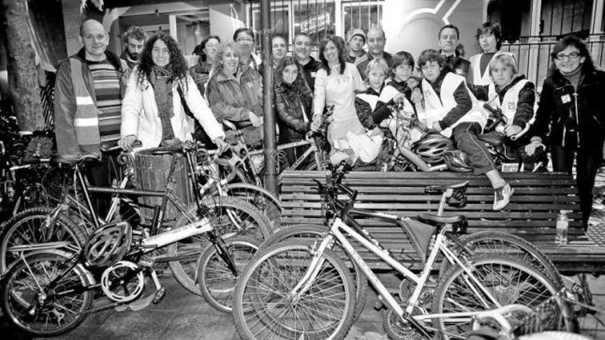 El grupo de ciclistas, ayer por la noche, ante una sidrería de Teatinos.