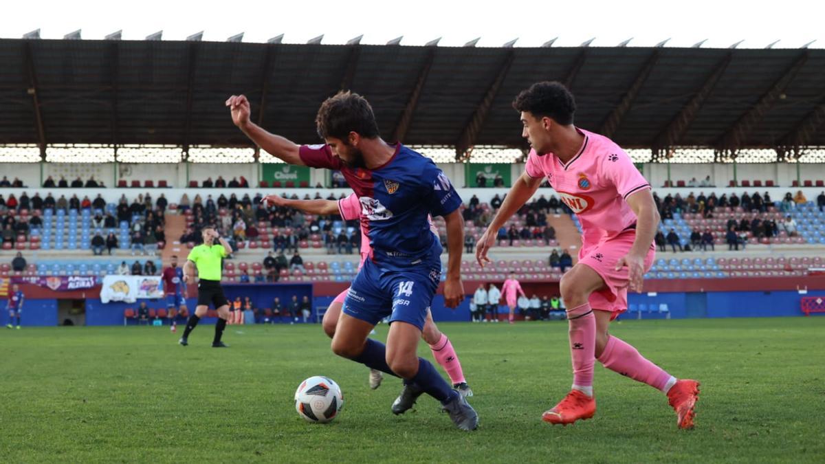 Marenyà controla el esférico ante la presión de dos rivales.