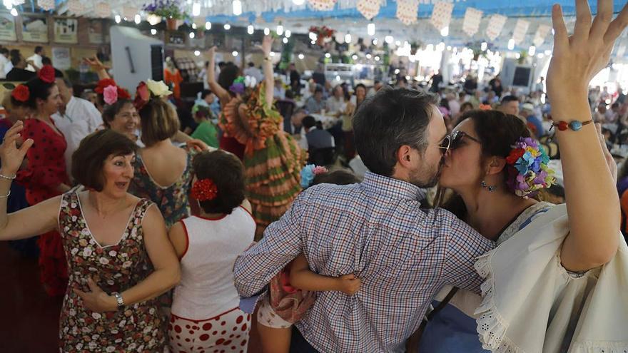 Domingo de maratón de coros rocieros y música caribeña para bailar en pareja en la Caseta Municipal