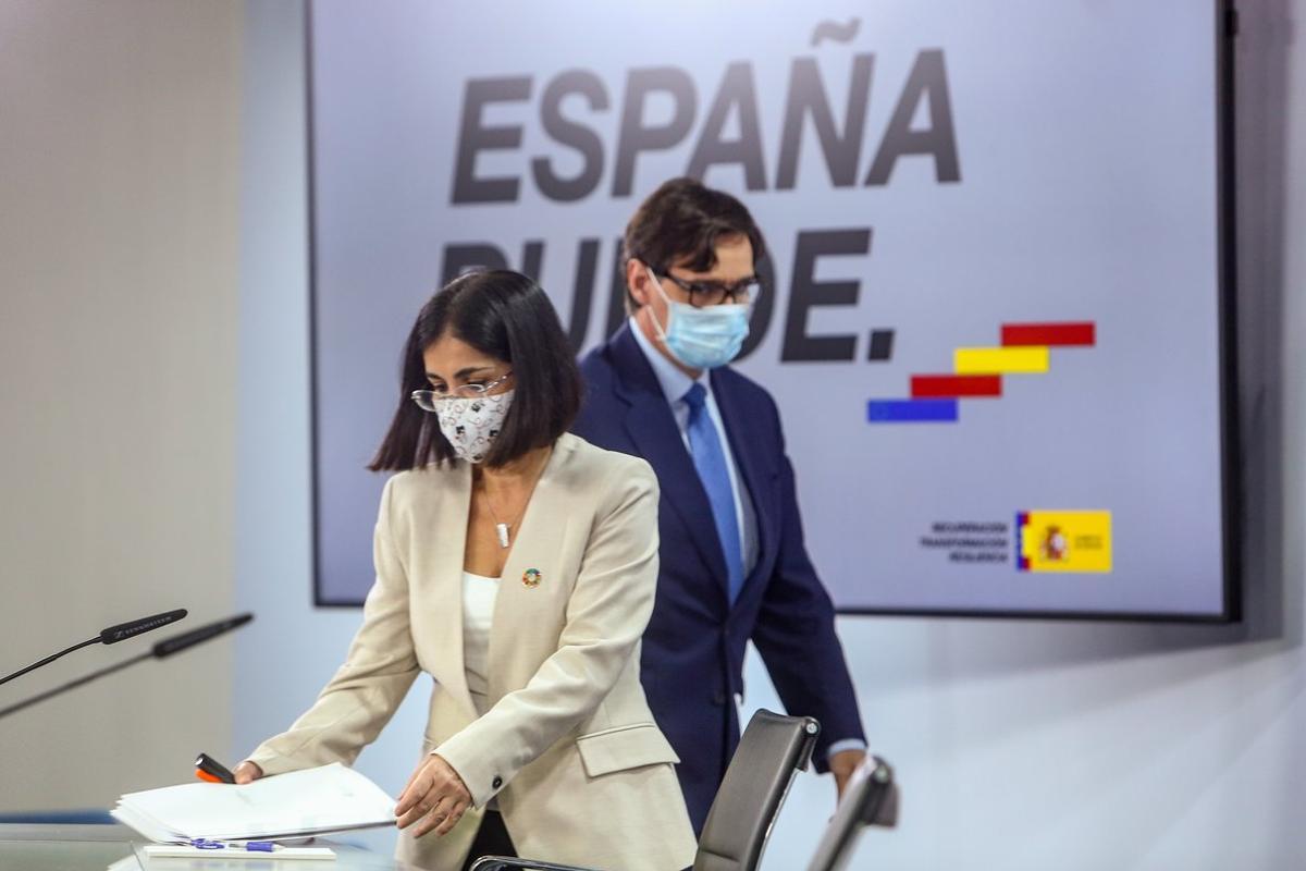 04/11/2020 El ministro de Sanidad, Salvador Illa; y la ministra de PolÃ­tica Territorial y FunciÃ³n PÃºblica, Carolina Darias, a su llegada a una rueda de prensa tras la celebraciÃ³n del Consejo Interterritorial en el Complejo de Moncloa, en Madrid, (EspaÃ±a), a 4 de noviembre de 2020. Durante la reuniÃ³n de esta tarde, el Consejo Interterritorial de Salud ha estudiado los criterios de duraciÃ³n de los confinamientos perimetrales y la opciÃ³n de decretar confinamientos domiciliarios.