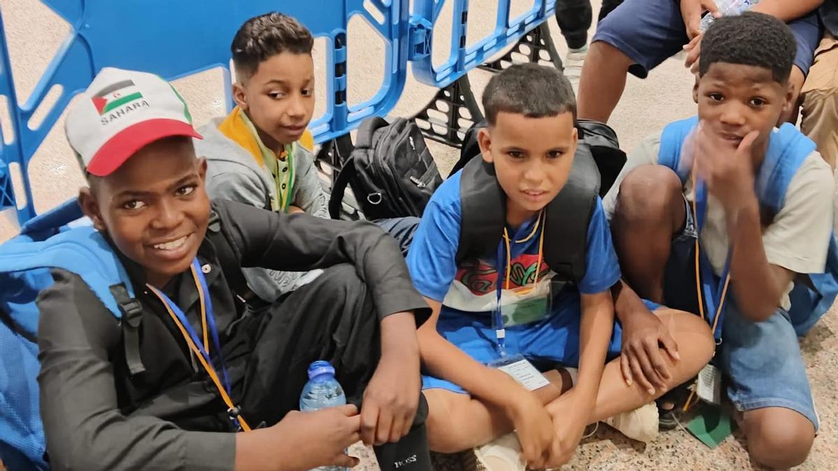 En los extremos, los dos niños saharauis que pasarán el verano con familias de Cangas y Marín, ayer al llegar al aeropuerto de Vigo.