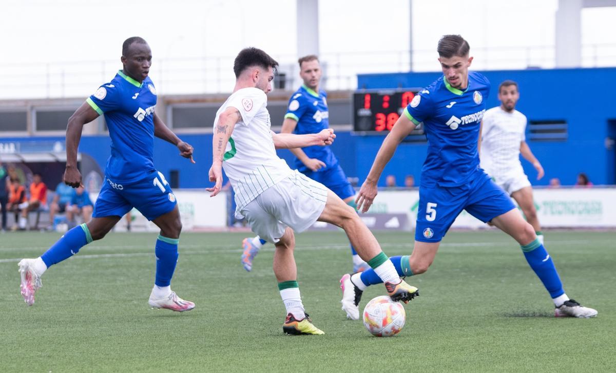 Marc Esteban controla el esférico durante la cita en Getafe.