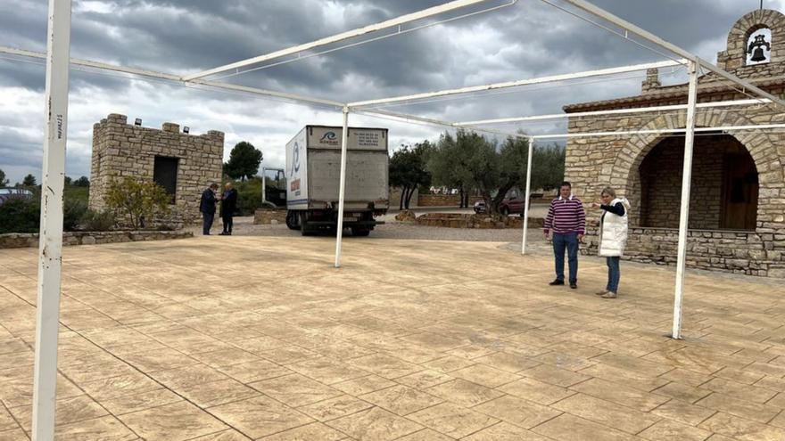 La alcaldesa, Marta Barrachina, comprobó los preparativos en la ermita. | MEDITERRÁNEO