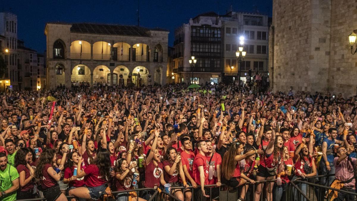 Fiestas de San Pedro en Zamora. En la imagen, peñas en la Plaza Mayor.