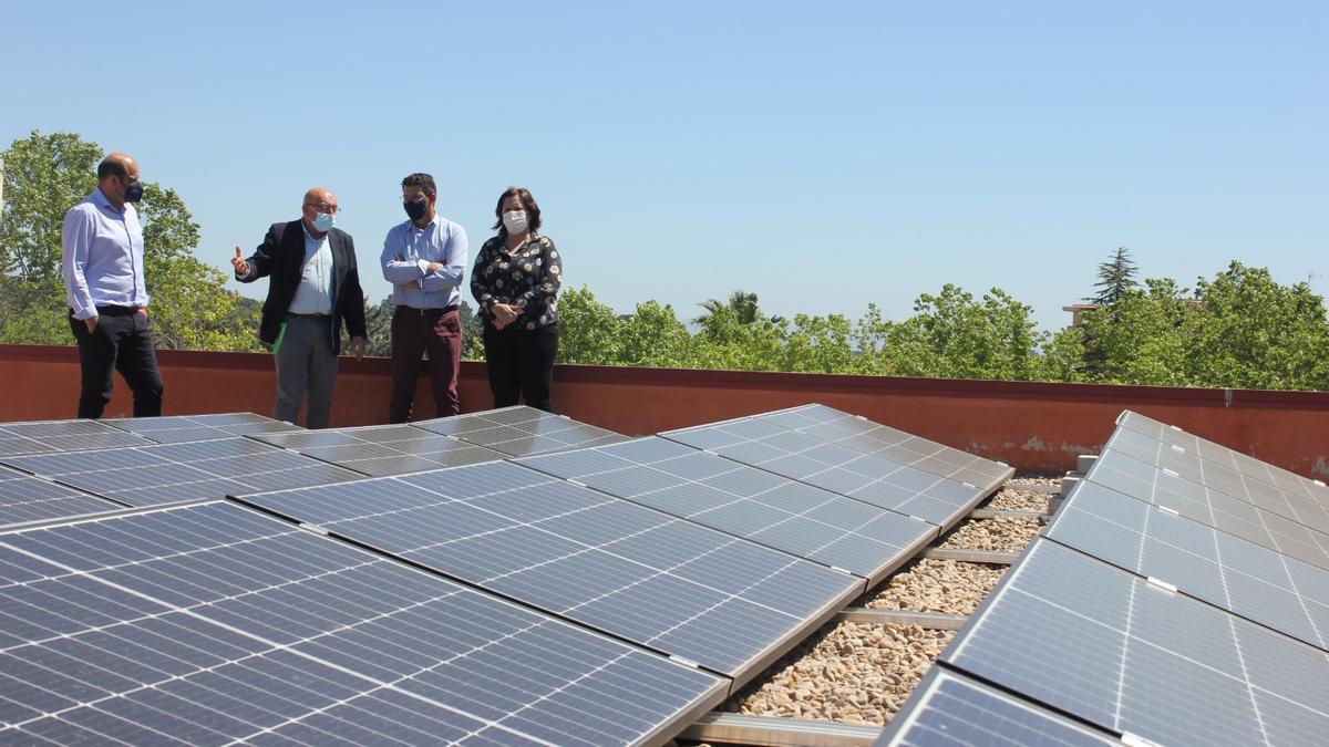 Rodríguez y Gandia en la visita a la instalación solar en AFAO, en una imagen de archivo.
