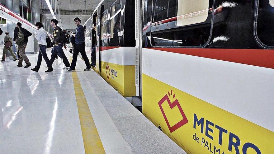 Pasajeros bajando del metro a la UIB en la EstaciÃ³n Intermodal.