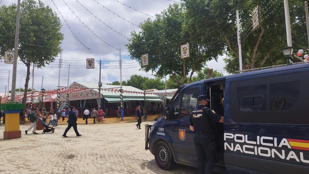 Efectivos policiales en la feria.