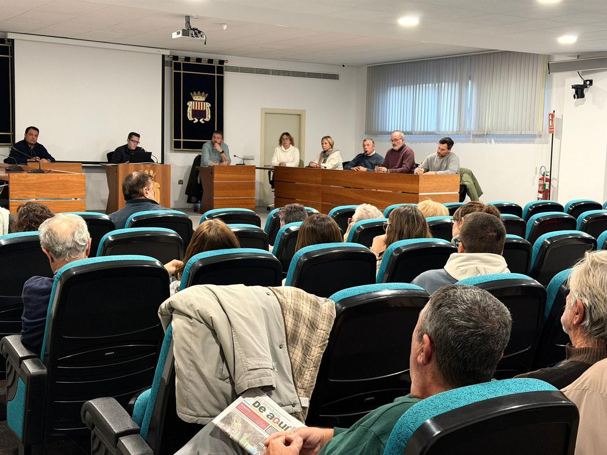 Un momento de la reunión con vecinos de la zona.