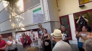 Las familias que okupan los pisos de la Guardia Civil en Badajoz se concentran ante Vivienda: "Estoy deseando pagar mi alquiler"
