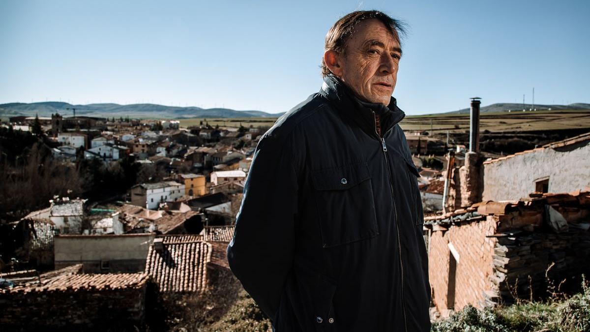 El alcalde de San Pedro Manrique, Julián Martínez Calvo, posa en el cerro de la Iglesia de la Virgen de la Peña.