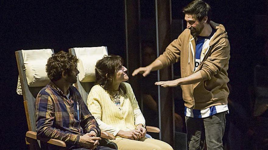 Denís Gómez, Victoria Teijeiro y Gustavo del Río, durante un ensayo en el centro Ágora.