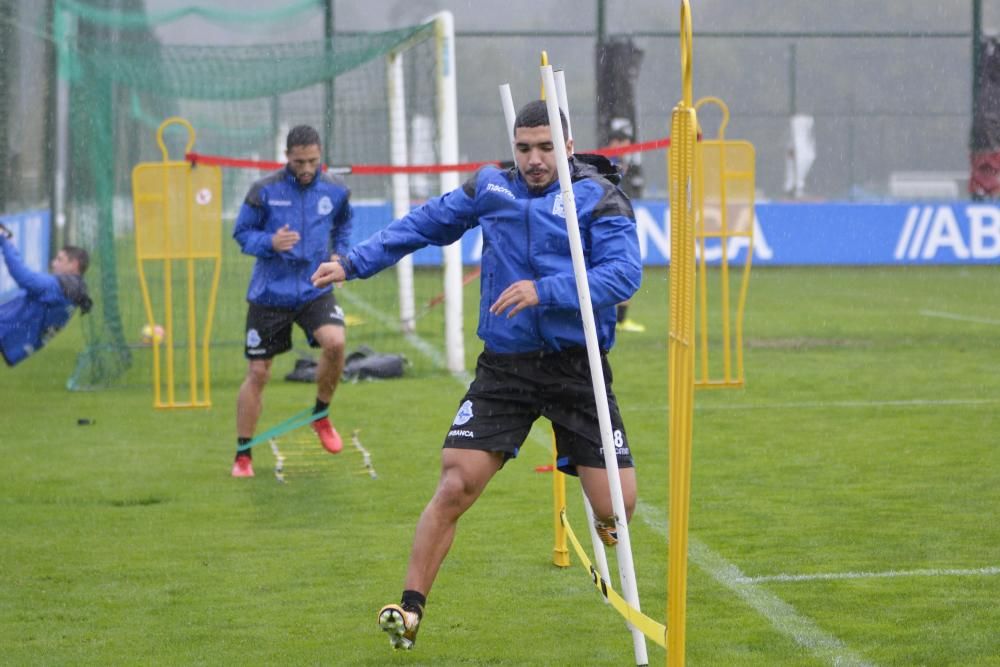 Cristóbal Parralo programó una sesión en Abegondo con ejercicios tácticos de ataque y defensa. El entrenamiento concluyó con un partido de once contra once.