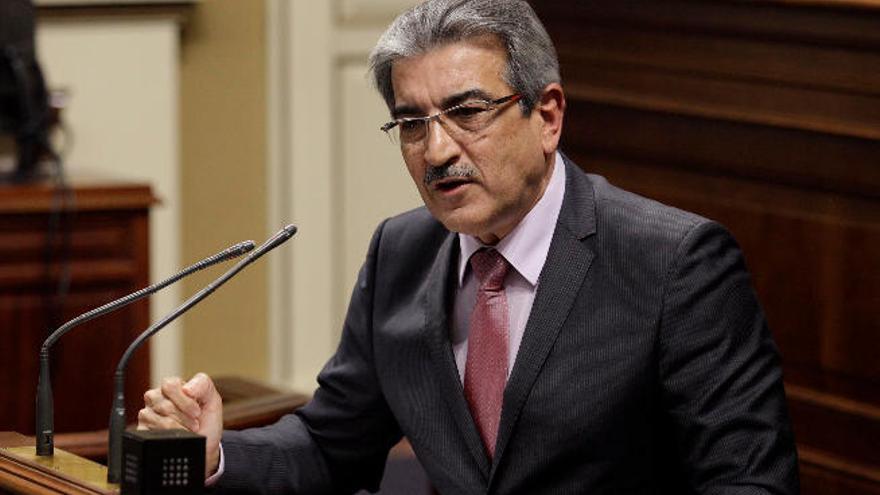 El presidente de NC, Román Rodríguez, en el Parlamento de Canarias.