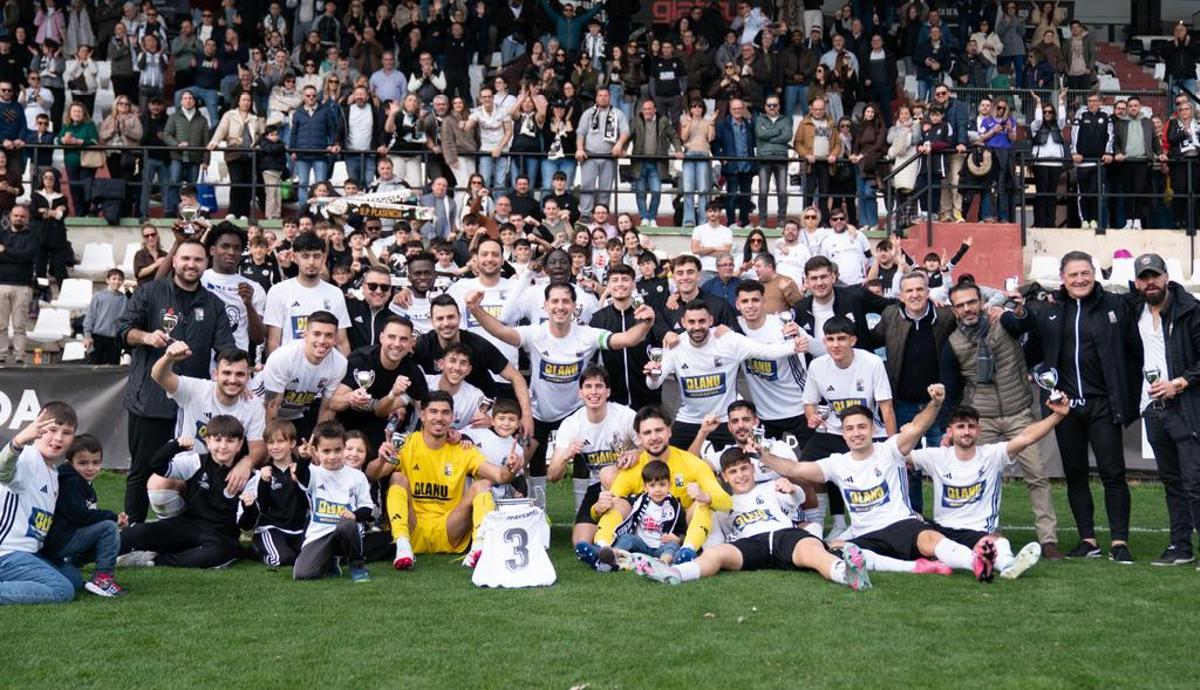 Celebración final de la UP Plasencia.