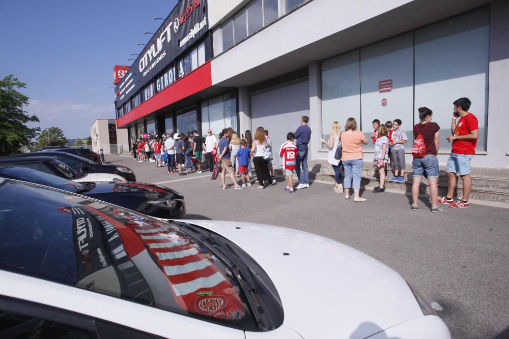 Signatures dels jugadors del Girona a la seu de Citylift