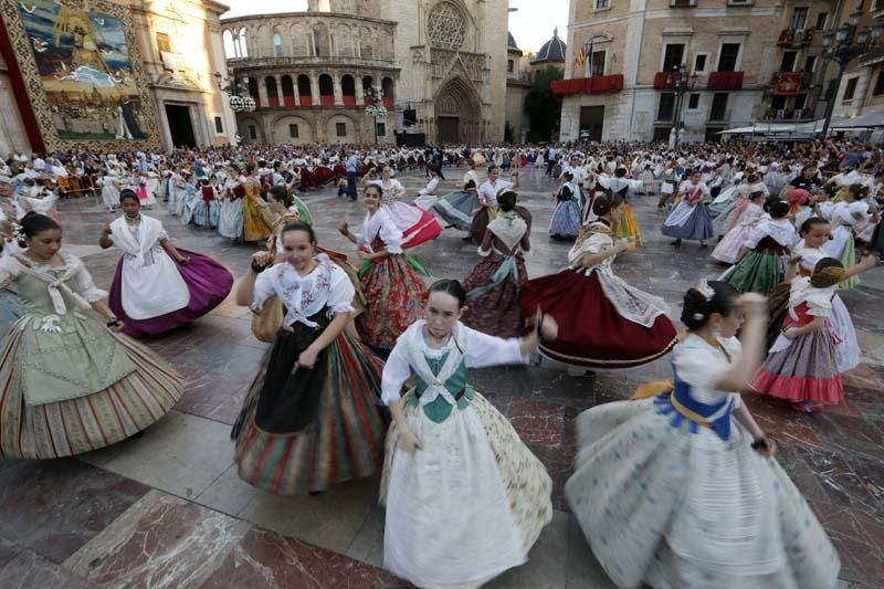 Dansà infantil en la plaza de la Virgen