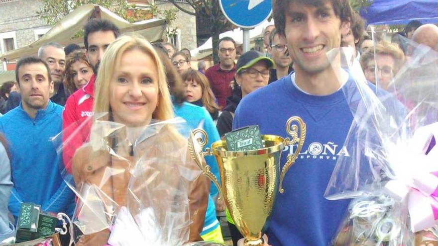 Silvia García y Martín Álvarez posan con sus premios.