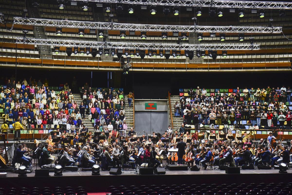 Ensayo del Concierto por la Paz del proyecto educativo Chorus en el Coliseum