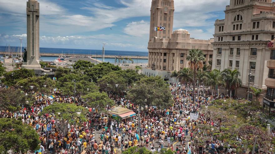 Manifestación en Santa Cruz de Tenerife por un cambio en el modelo económico de Canarias