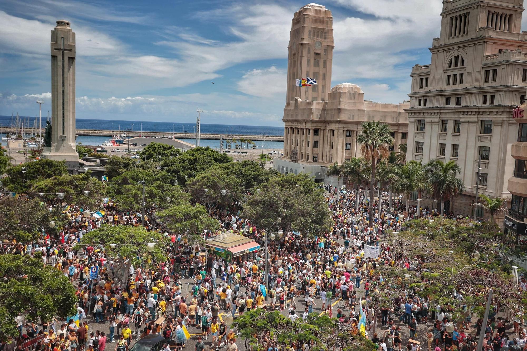 Manifestación en Santa Cruz de Tenerife por un cambio en el modelo económico de Canarias