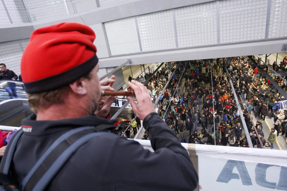 Manifestants tallen les vies del TAV a l'estació de Girona