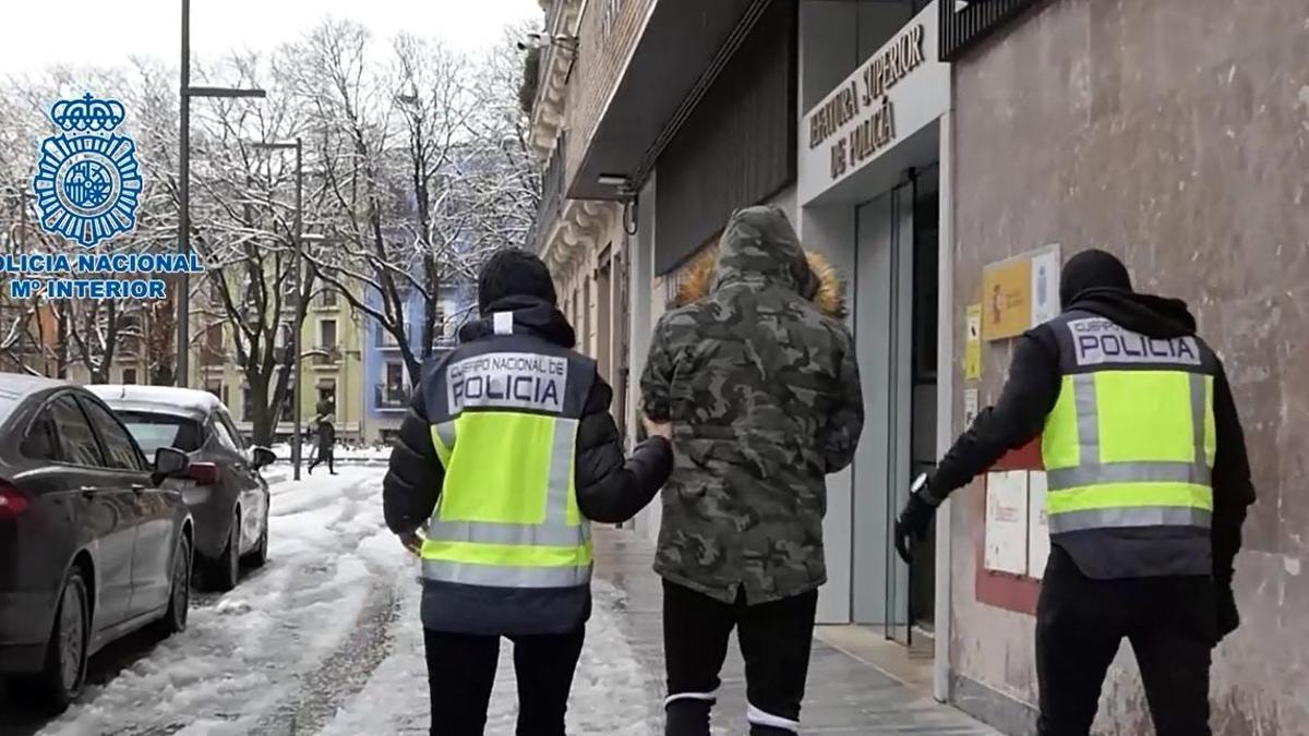 Uno de los ultras detenidos entra a la comisaría en Burgos