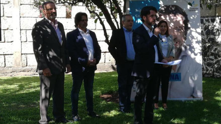 Carlos Alonso con dos consejeros y los candidatos locales de CC.