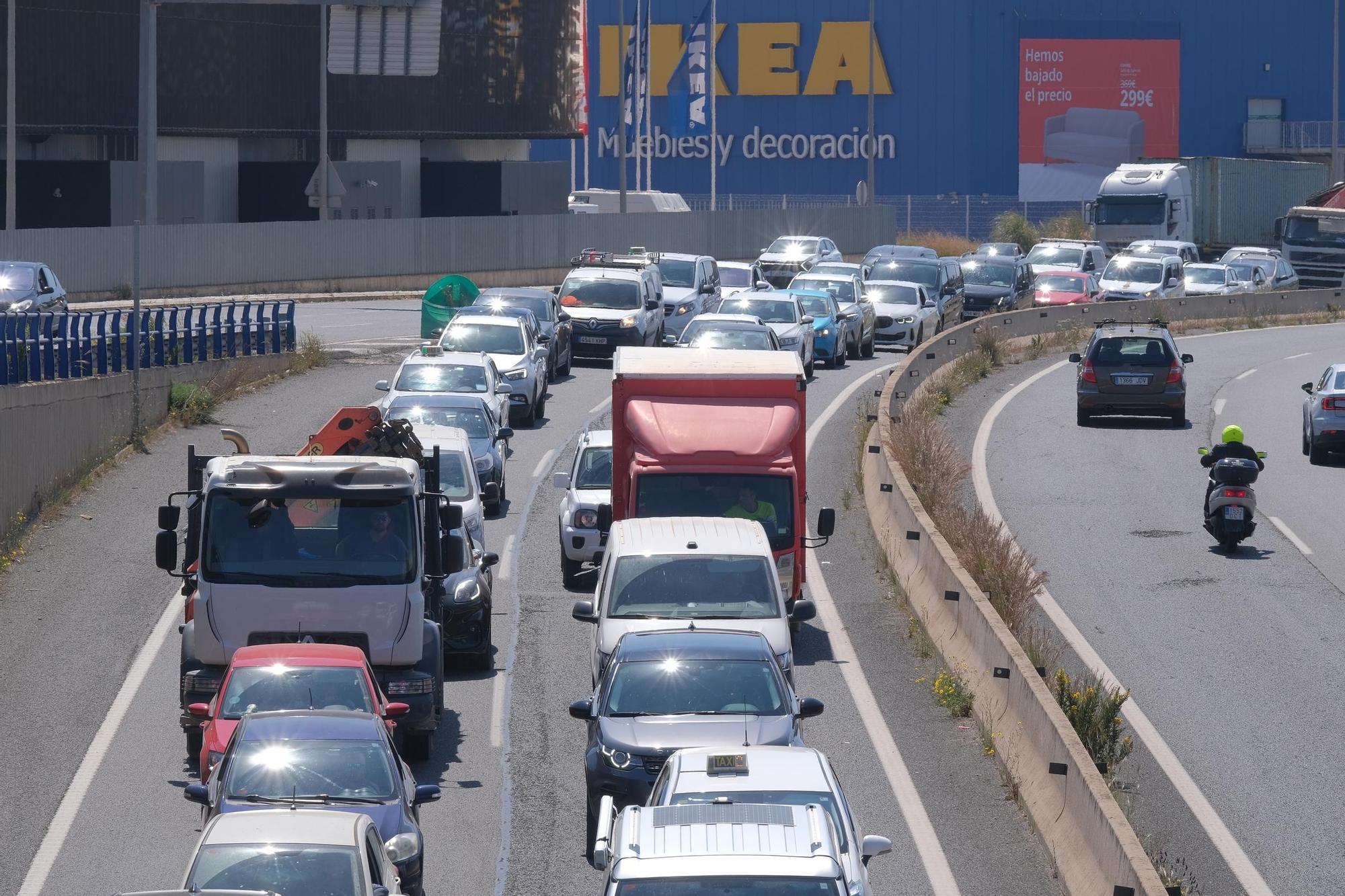 Las fotos del monumental atasco en la Vía de Cintura por una colisión entre dos coches