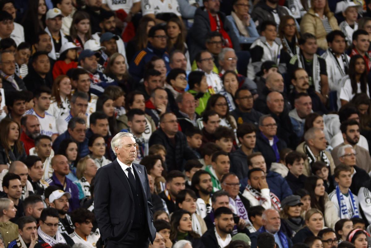 MADRID, 20/04/2025.- El entrenador del Real Madrid Carlo Ancelotti en el partido de la jornada 32 de LaLiga que Real Madrid y Athletic Club de Bilbao disputan este domingo en el estadio Santiago Bernabéu, en Madrid. EFE/Mariscal. real madrid . athletic bilbao. liga españa 2024/2025 real madrid . athletic bilbao. 32. accion. santiago bernabeu