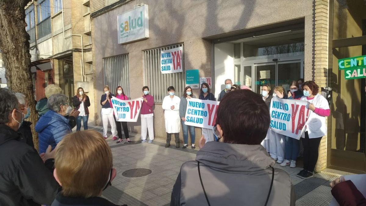 Vecinos y miembros de las asociaciones, durante una protesta a las puertas del centro de salud a mediados de marzo.