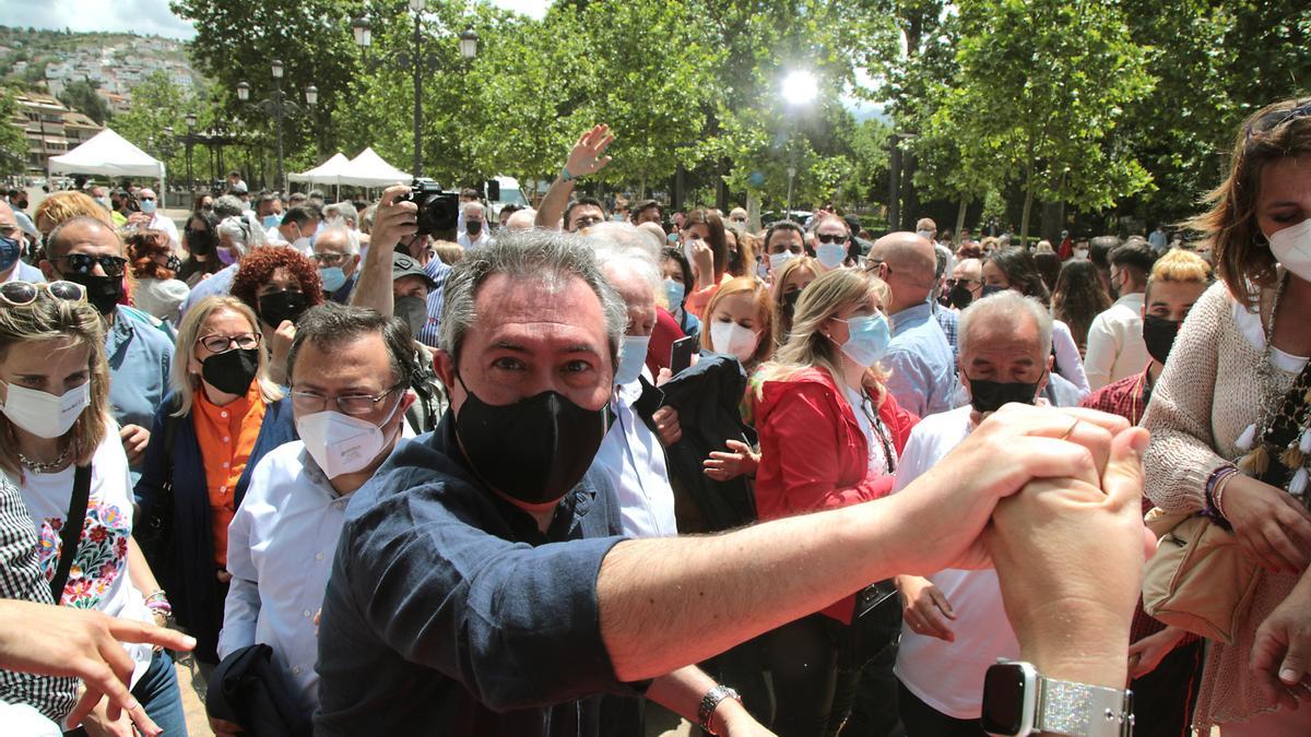 El alcalde de Sevilla, Juan Espadas, estrecha la mano de un afiliado socialista en el acto de presentación de su candidatura a las primarias del PSOE-A, este 9 de mayo de 2021 en Granada.