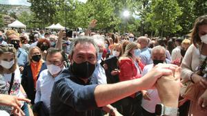 El alcalde de Sevilla, Juan Espadas, estrecha la mano de un afiliado socialista en el acto de presentación de su candidatura a las primarias del PSOE-A, este 9 de mayo en Granada.