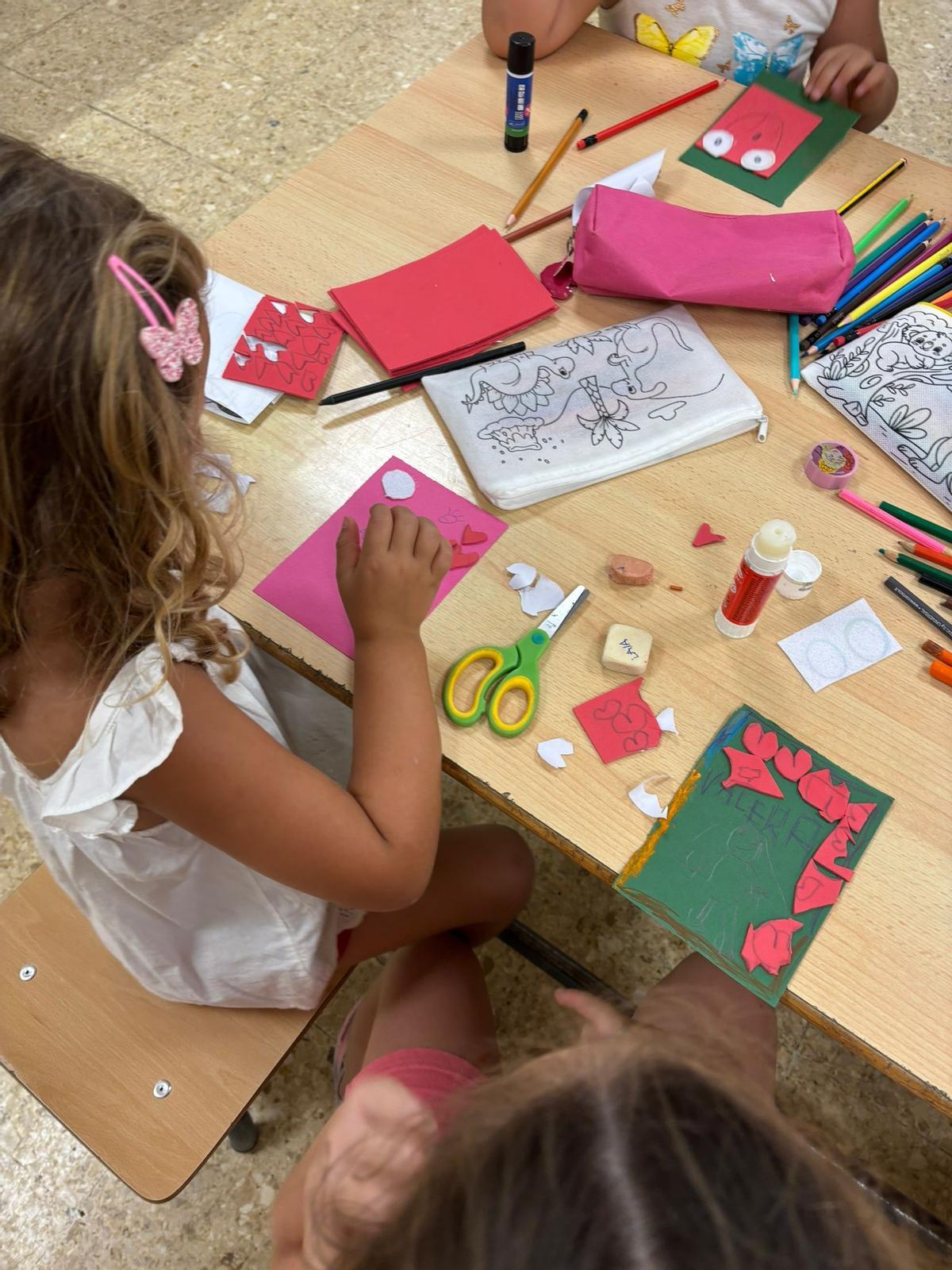 Las actividades de los campus de verano combinan manualidades y juegos, entre otras cosas.