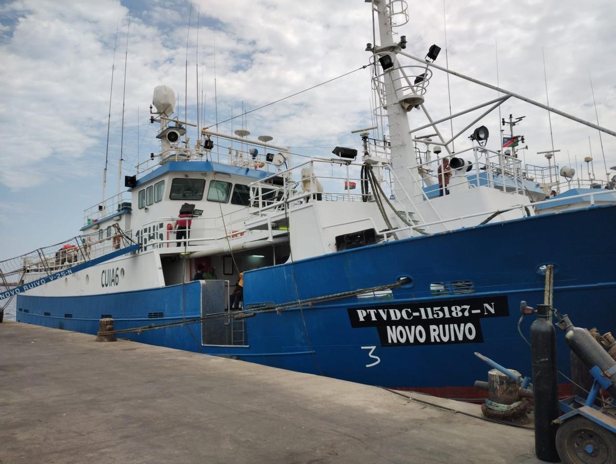 El palangrero «Novo Ruivo», en Namibia