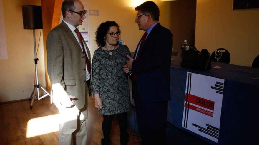 Soledad Vega, con Rafael López (derecha), en el foro científico.