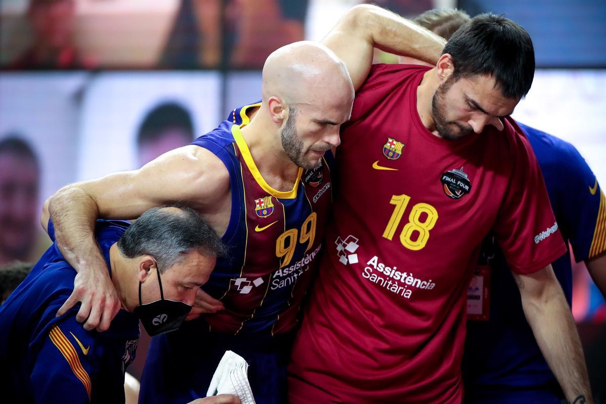 Calathes deja la pista, ayudado por Oriola, tras lesionarse en la semifinal