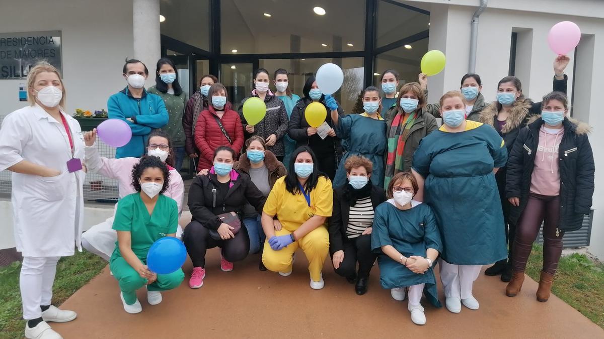 Personal de la residencia de Silleda, a finales de enero, tras recibir la segunda dosis de la vacuna.